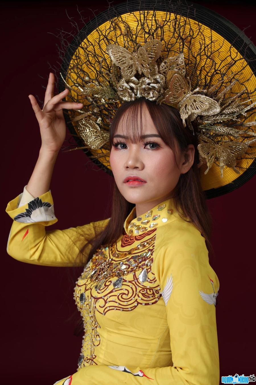NTK Xuân Nguyễn trong trang phục áo dài truyền thống
