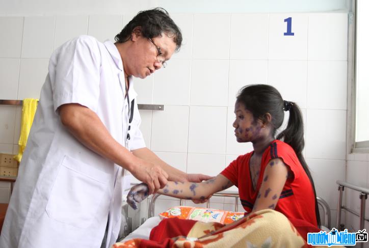 Bác sĩ Trương Hữu Khanh công tác tại Bệnh viện Nhi đồng 1