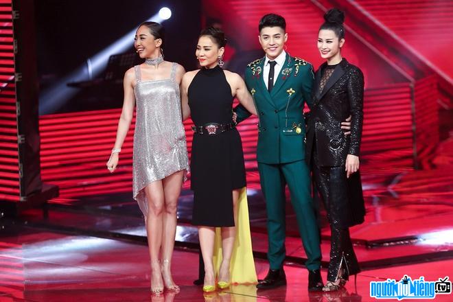 4 vị giám khảo trên sân khấu của chương trình Giọng hát Việt mùa 4