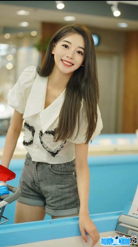  beautiful Hong Nhung with a sunny smile