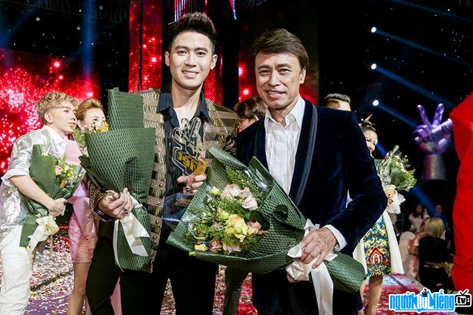  Contestant Hoang Duc Thinh of the Tuan Ngoc team won Champion of the show Vietnamese Voice season 6