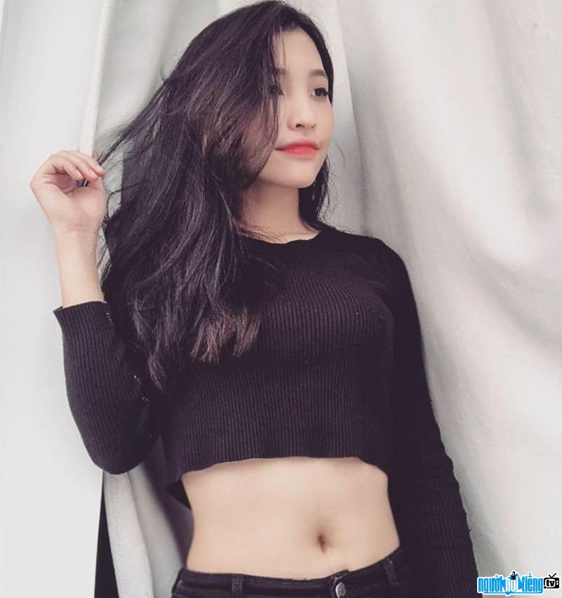Streamer Lily Phan shows off her ant waist