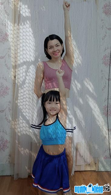 Mẫu ảnh nhí Sasha Huỳnh Thanh bên hot mom Kim Huỳnh