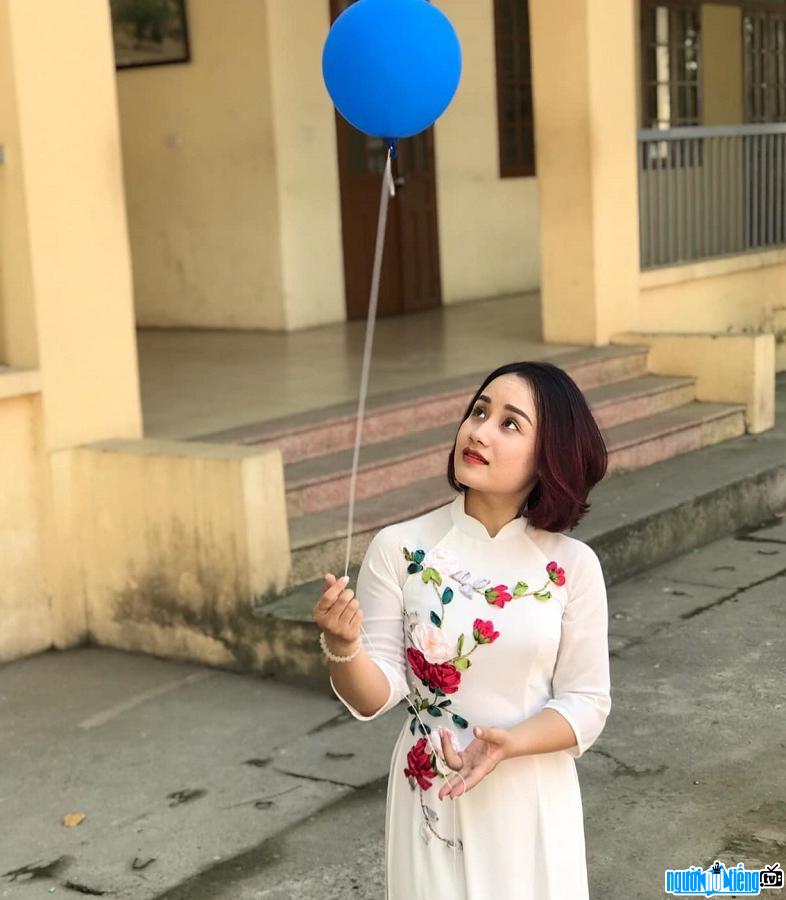 Teacher Nguyen Huong Tra is gentle with traditional ao dai