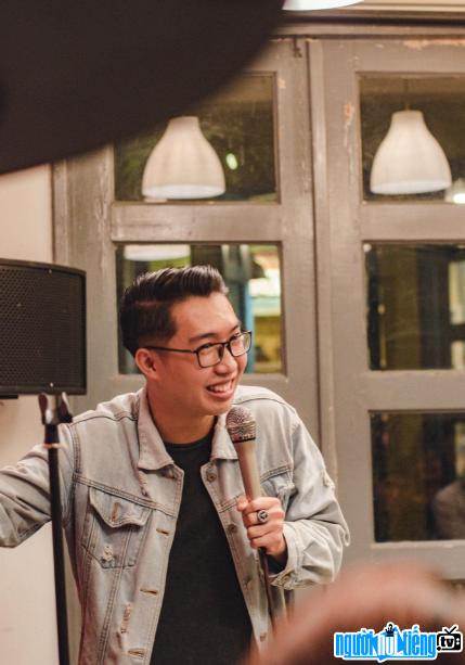 Diễn viên hài độc thoại Phương Nam là một trong những thành viên sáng lập nhóm hài độc thoại đầu tiên tại Việt Nam – Sài Gòn Tếu