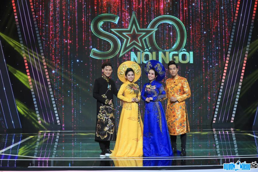 Picture of singer Phuong Cam Ngoc on stage Star of succession