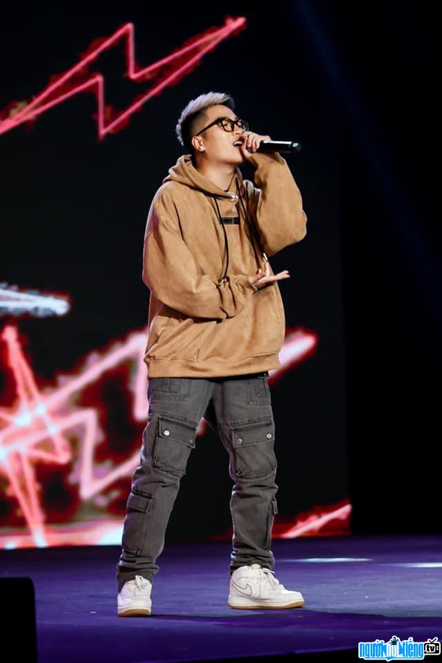 Hình ảnh rapper Right đang biểu diễn trên sân khấu
