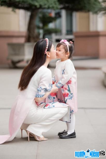 Hình ảnh Nhà thiết kế Mia Mai và con gái