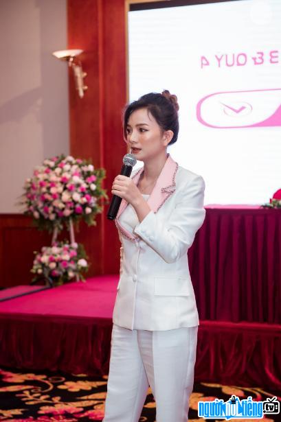 CEO Ngọc Thủy hiện là Giám đốc Công ty TNHH Mỹ phẩm Sắc Hồng