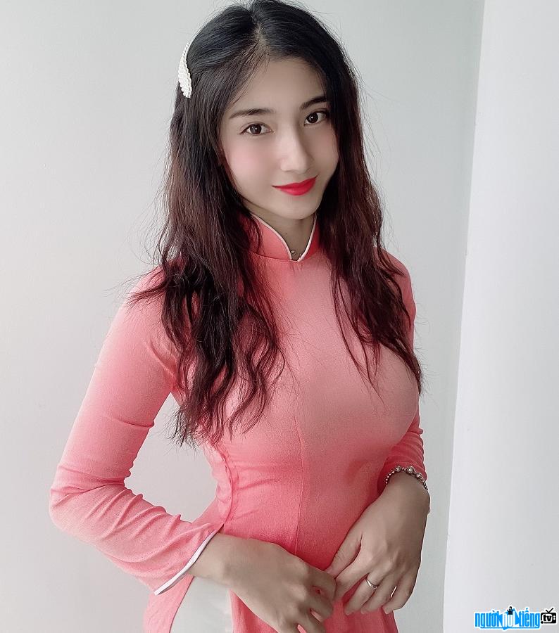 Hot mom Nguyễn Xuyến dịu dàng với áo dài truyền thống