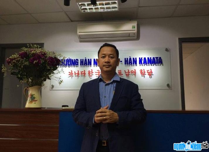 Lê Huy Khoa hiện đang là hiệu trưởng của Trường Hàn ngữ Việt Hàn Kanata
