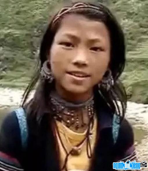 Hình ảnh cô gái dân tộc H'Mông Lò Thị Mai nổi tiếng với clip nói tiếng anh như gió vào năm 2005