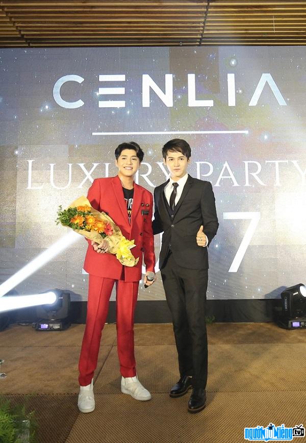 CEO Lê Trùng Dương chụp ảnh cùng ca sĩ Noo Phước Thịnh