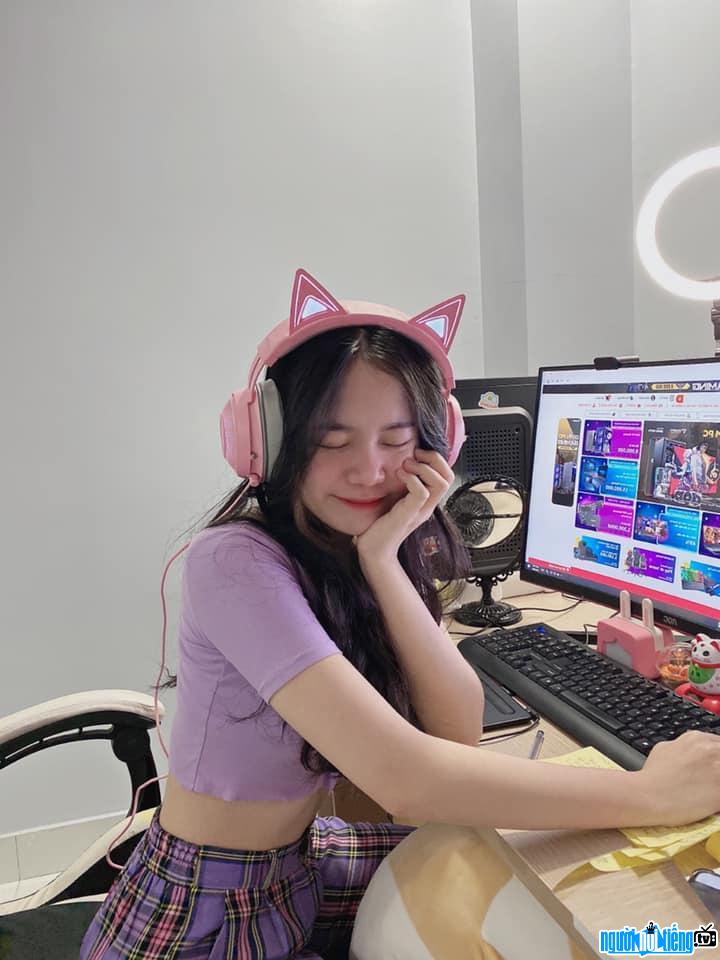 Tại sao lại không xem những bức ảnh đầy sáng tạo và độc đáo về Sammy Đào - một Youtuber có triển vọng nhất của Việt Nam. Bức ảnh này chắc chắn sẽ khiến bạn yêu mến cô ấy ngay lập tức!