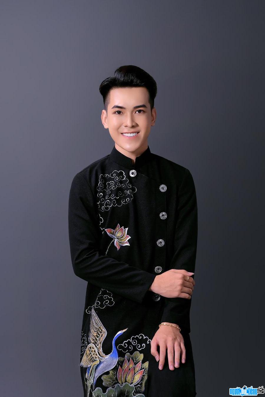  Image of singer Lam Hoai Phong with a bright smile