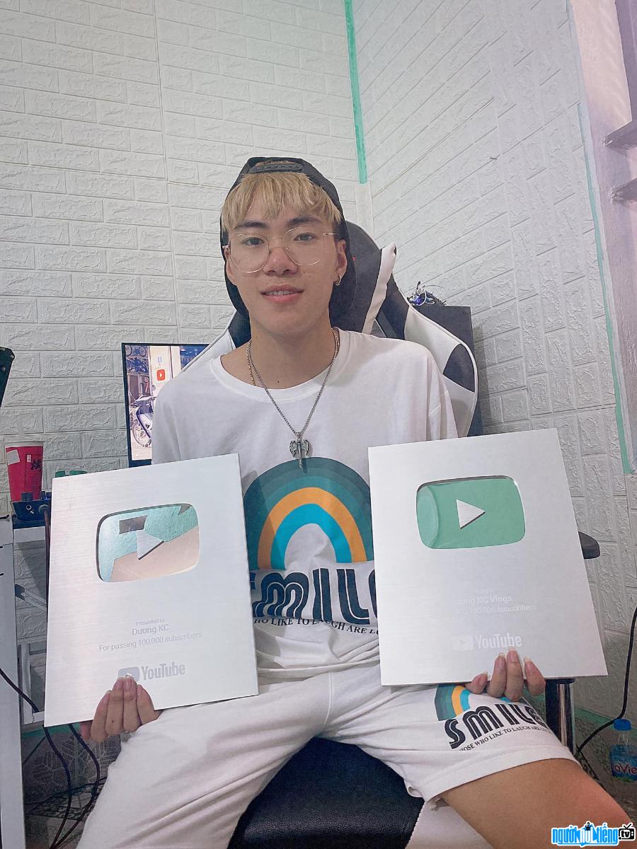 Hình ảnh youtuber Vũ Văn Dương nhận nhiều thành tích