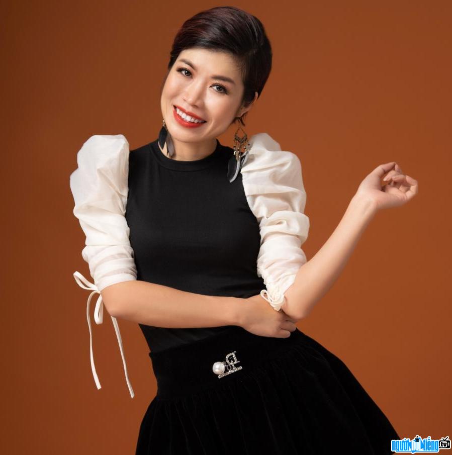  Young and dynamic image of the actor fake MC Thi Thao