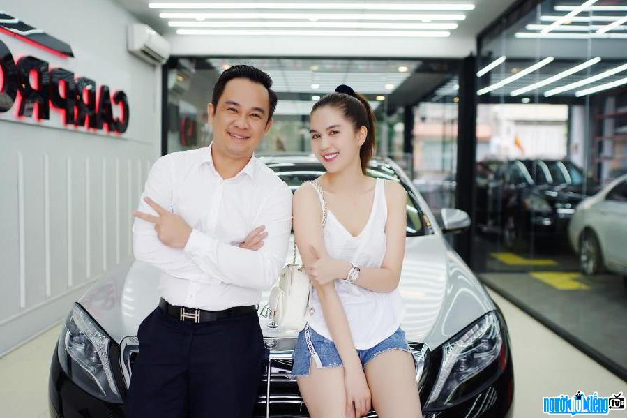 Hình ảnh sale Xuân Hoàn - se duyên 2 chiếc xe hồng - đen đầy drama cho Ngọc Trinh và Lily Chen