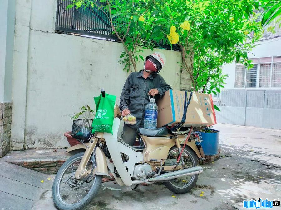 Hình ảnh Lâm Ống Húc trở thực phẩm thiết yếu gửi đến người hoàn cảnh khó khăn