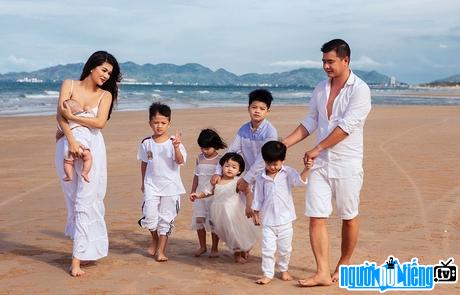  Oanh Yen's image with her rich boyfriend and Children