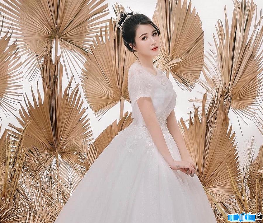 Youtuber Phương Ngọc Luyến đẹp dịu dàng với váy cưới