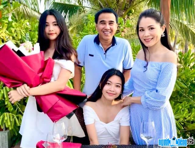  The image of Thao Linh next to her family