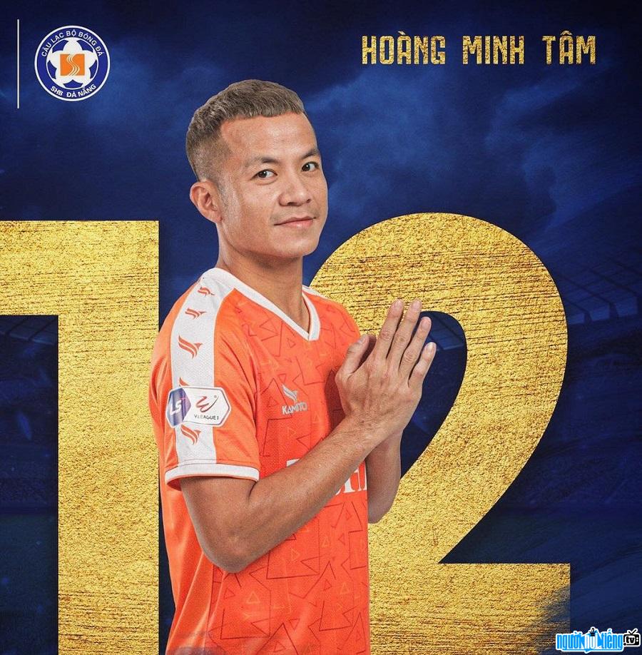 Player Hoang Minh Tam wears the number 12 shirt in the color of SHB Da Nang