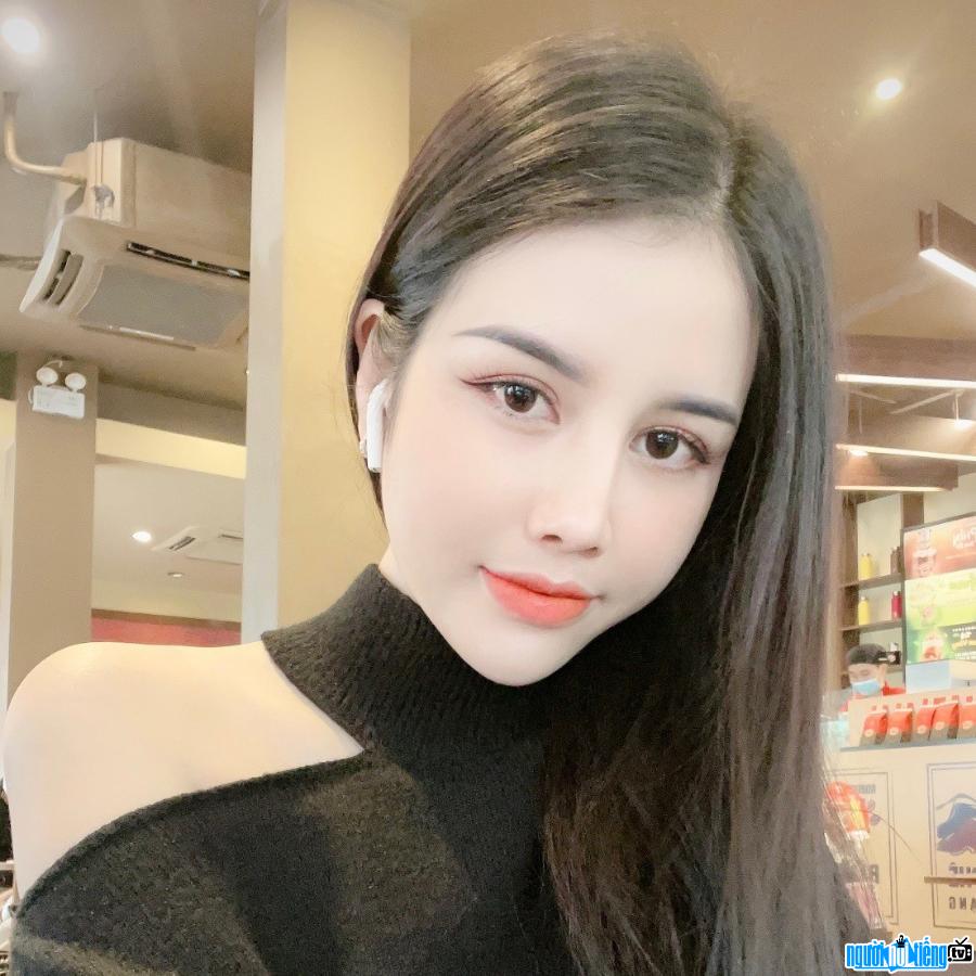 Portrait of hot girl Hong Hanh