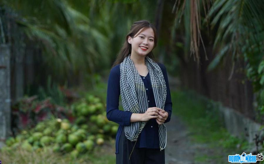 Kênh TikTok Cô láng giềng - Hồng Lam gây ấn tượng bởi khung cảnh đồng quê