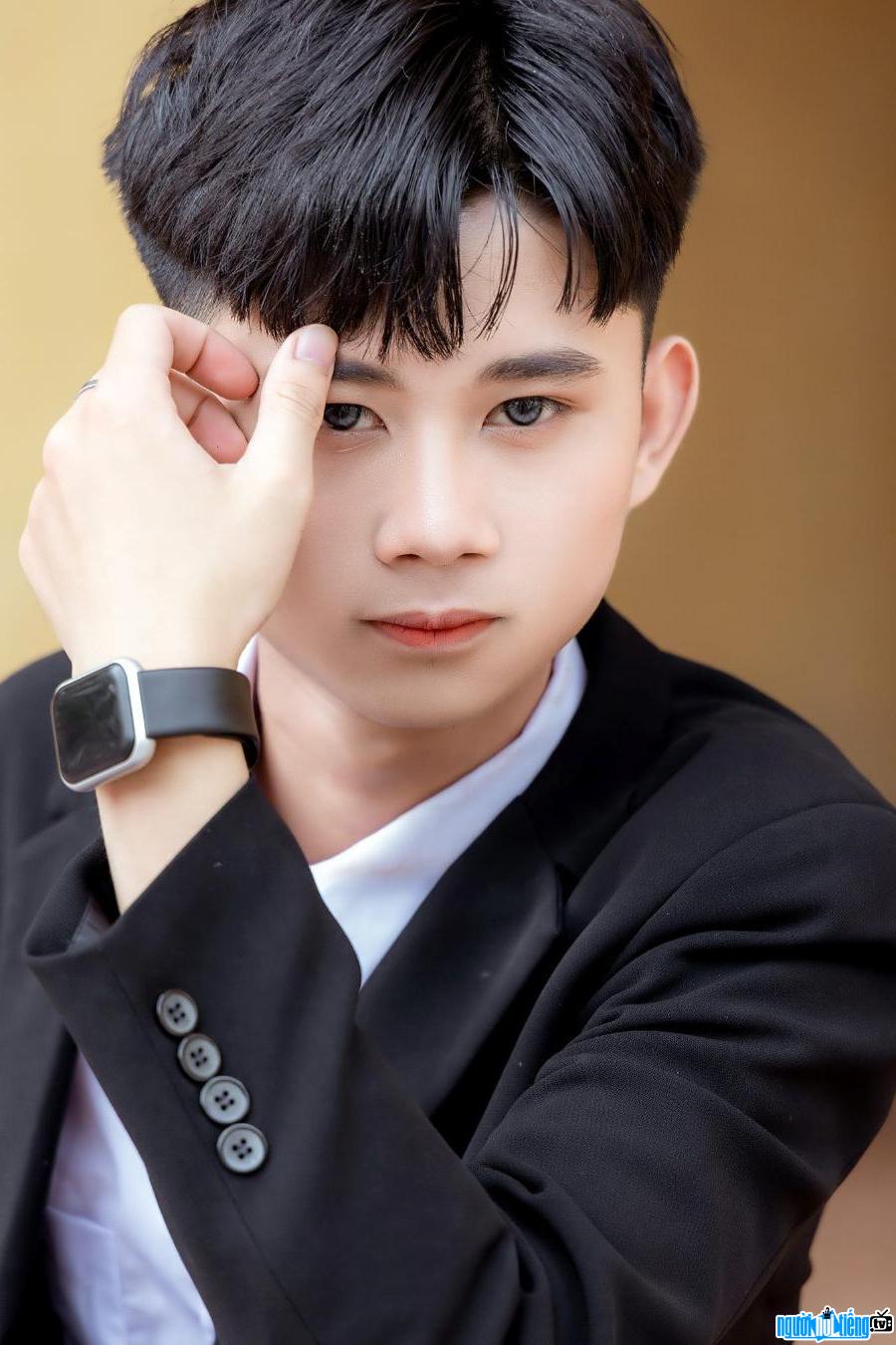  Hoang Van owns a handsome and romantic face