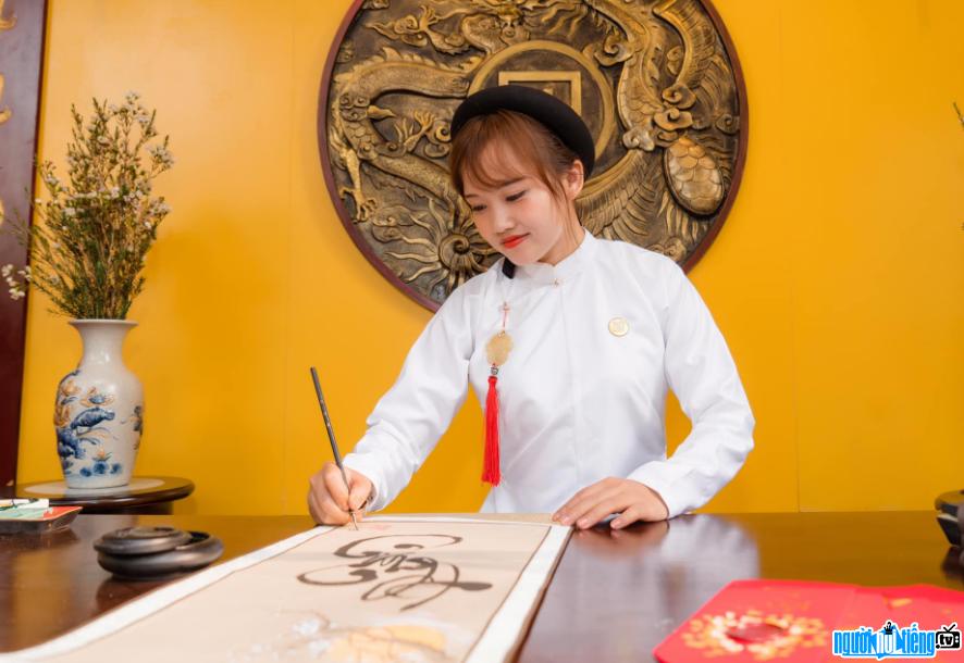 Tik Toker Pham Thi Thuy Tien is currently the owner of the TikTok channel "Drawing and telling stories"