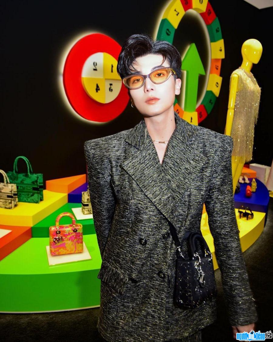  Viet Hung owns a bright appearance with a handsome face and high fashion spirit