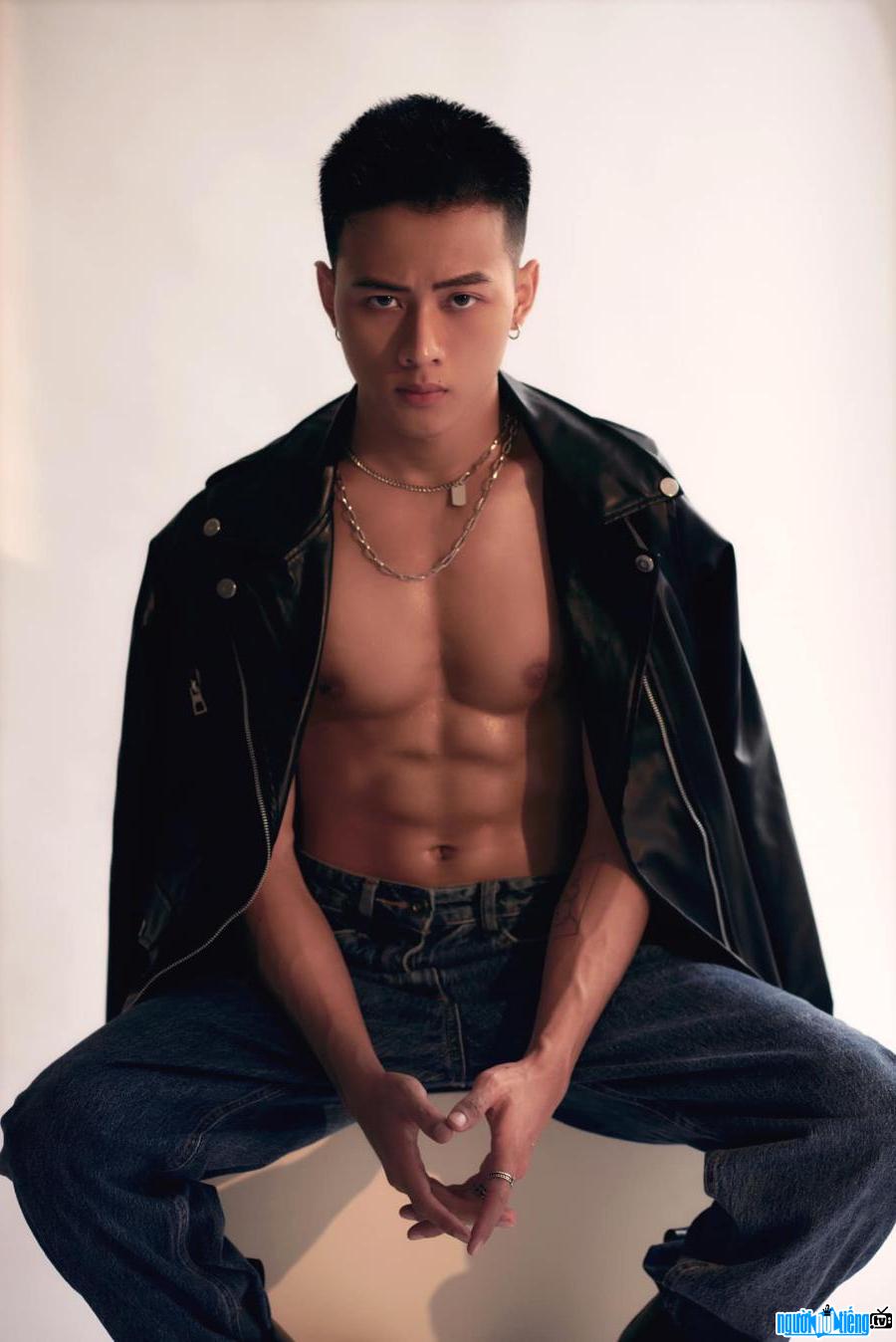  Hoa Tran owns a handsome face with a 6-pack standard body