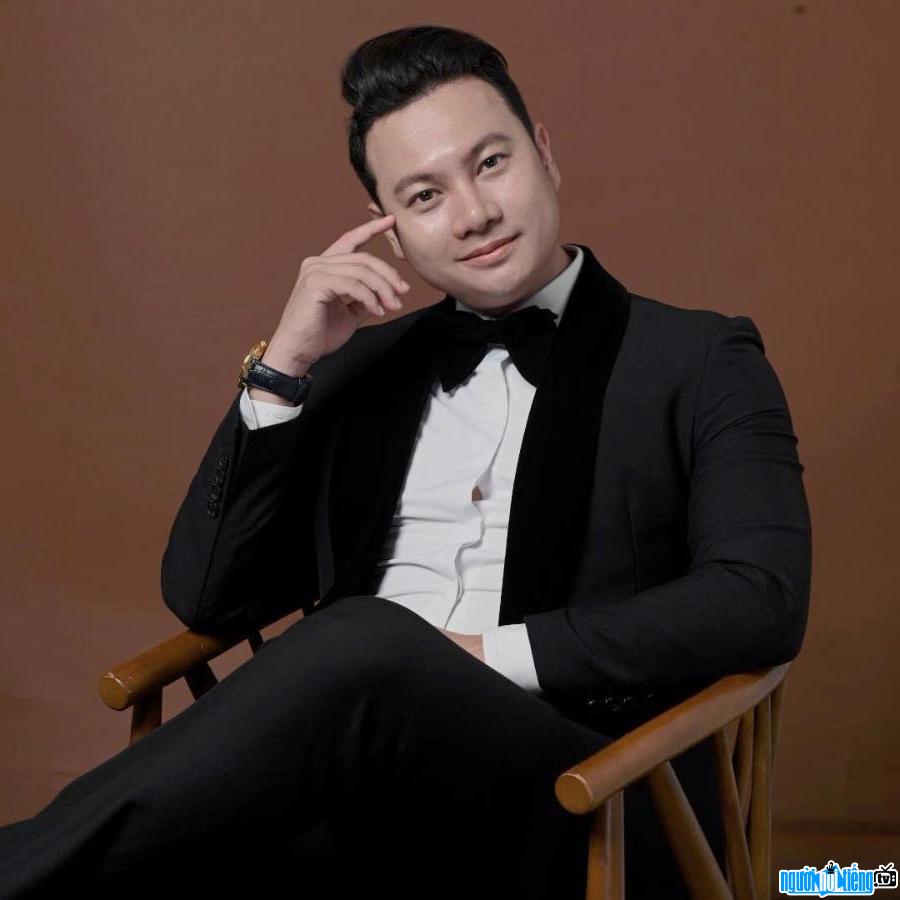  Picture of MC Dao Duy handsome and elegant