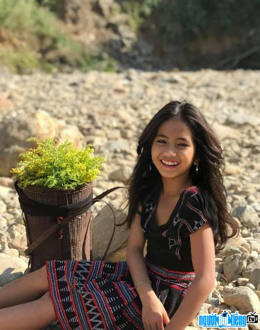  Child model Ho Thi Khanh Huyen with a sunny smile