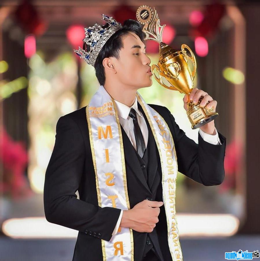 Hữu Anh đăng quang ngôi vị quán quân Cuộc thi Người mẫu Thể hình Việt Nam 2021