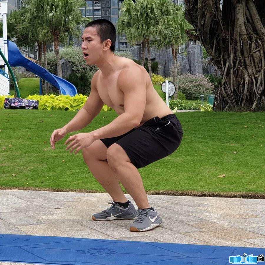 HLV thể hình Ryan Long Fitness nổi tiếng trên mạng xã hội