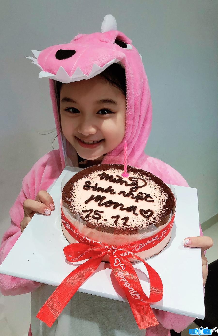 Hình ảnh diễn viên nhí Mona Bảo Tiên vui vẻ đáng yêu trong ngày sinh nhật