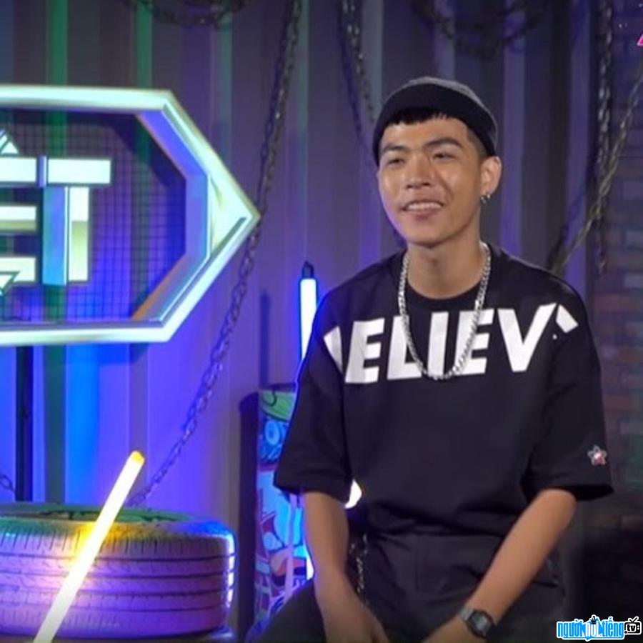 Hình ảnh rapper Mac Junior tại chương trình Rap Việt