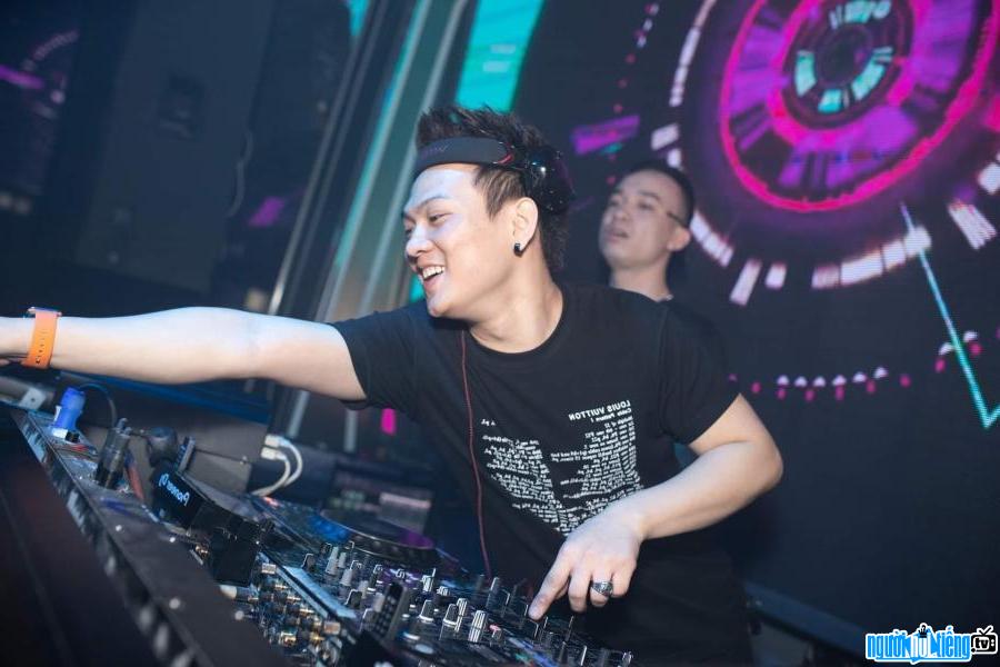  Image of DJ Hung Teddy burning hard on the music stage