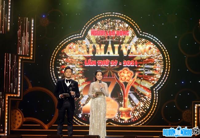  The stage image of the Golden Apricot Award ceremony
