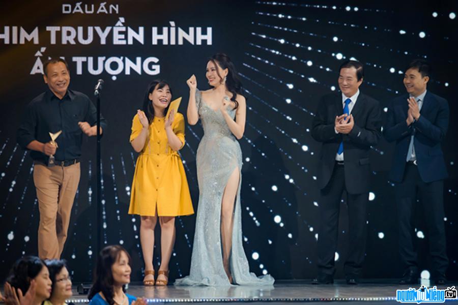 Hình ảnh diễn viên Hồng Diễm trong đêm trao giải Ấn tượng VTV