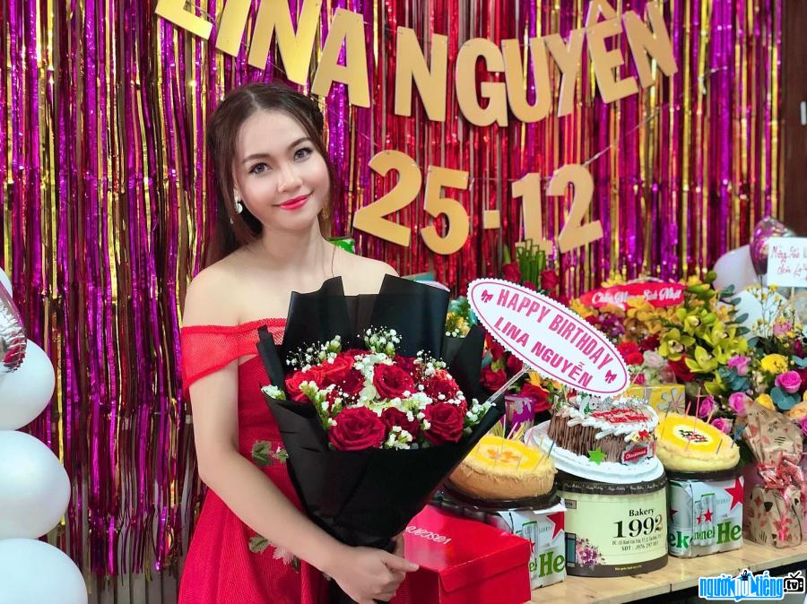 Hình ảnh ca sĩ Lina Nguyễn hạnh phúc trong ngày sinh nhật của mình