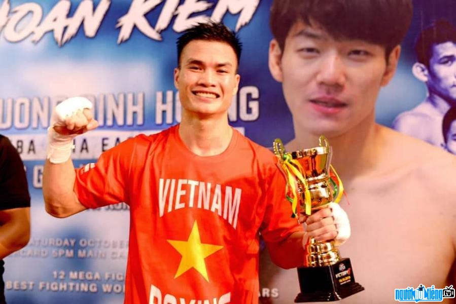 Hình ảnh võ sĩ boxing Nguyễn Văn Đương và cúp vàng