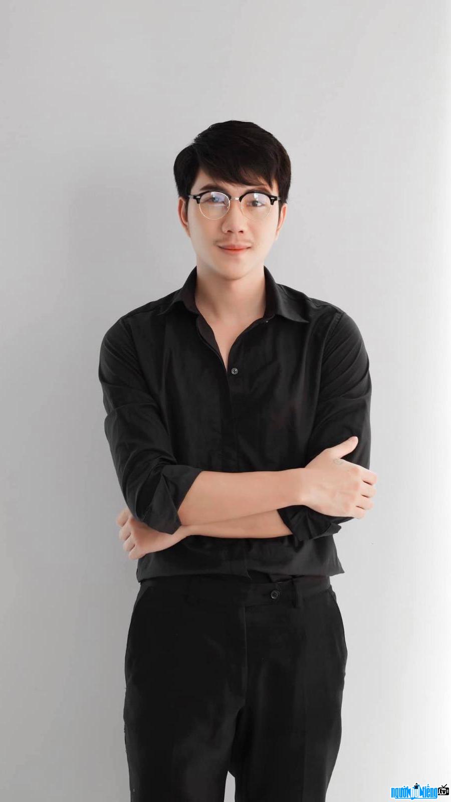  Actor Le Tuan Thanh is working as a freelance model