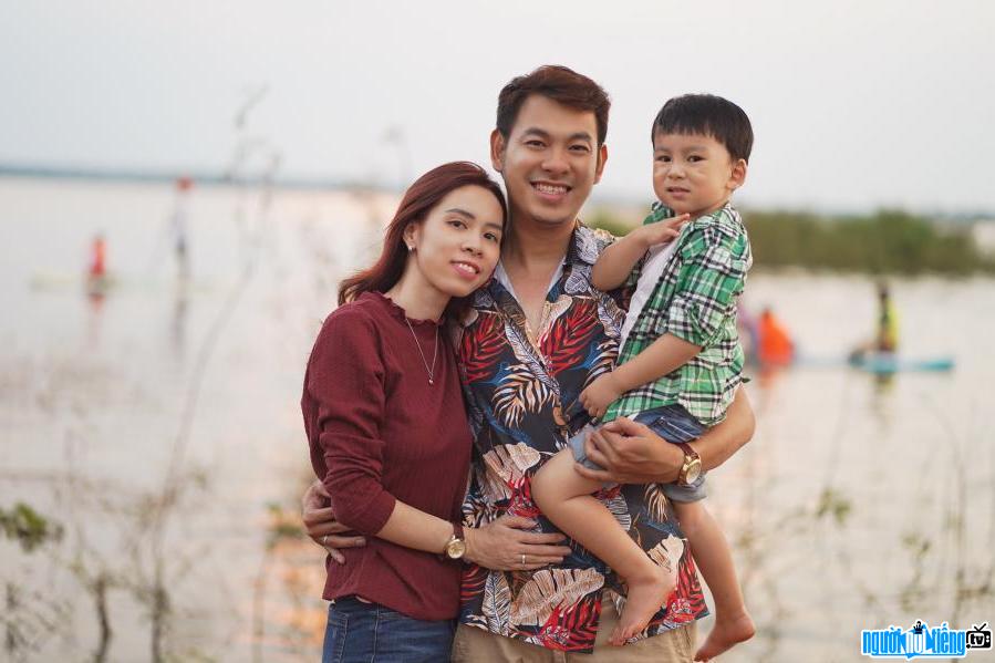 Hình ảnh diễn viên Đinh Mạnh Phúc hạnh phúc bên vợ và con trai