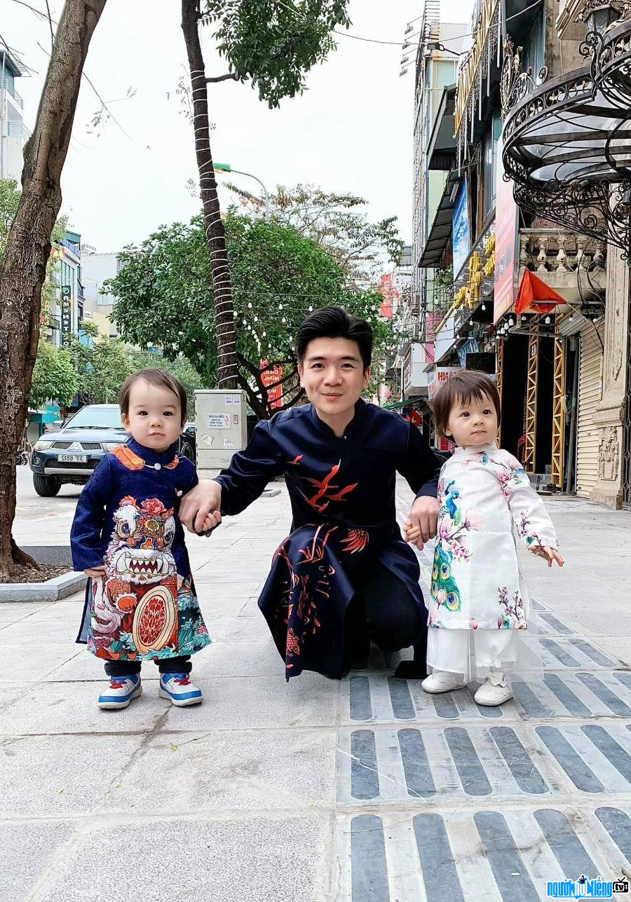 Hình ảnh doanh nhân Đỗ Quang Vinh hạnh phúc bên hai con