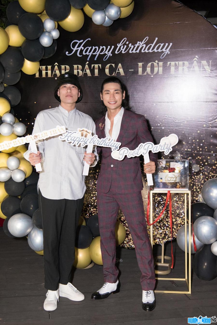 Hình ảnh diễn viên Lợi Trần trong bữa tiệc sinh nhật của mình