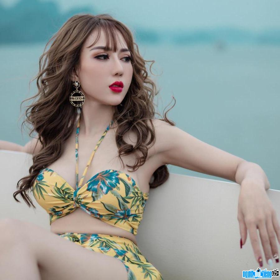 Hình ảnh doanh nhân Dung Ruby gợi cảm với bikini