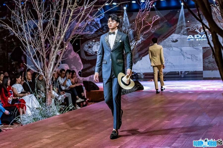 Nguyễn Văn Tuấn trên sàn catwalk của một show diễn thời trang